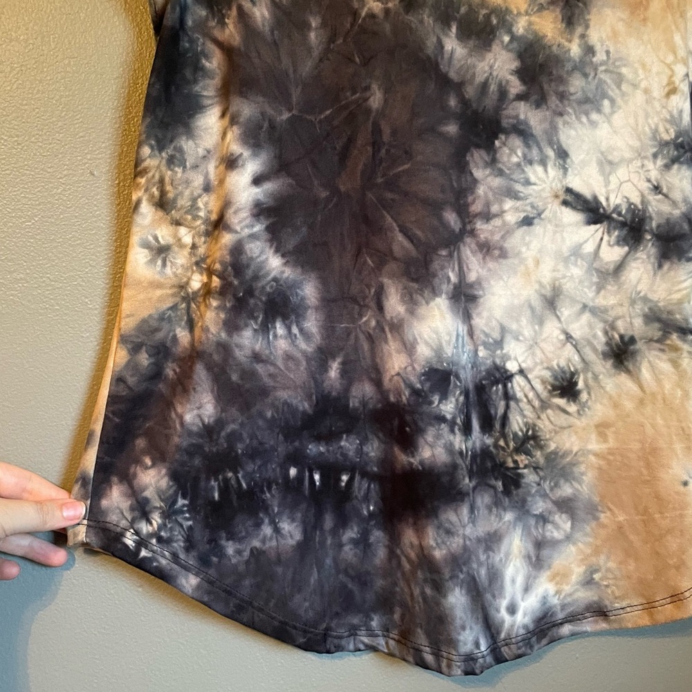 NWOT 24/7 Comfort Apparel Sz Large Womens Tan Blue Tie Dye Sleeveless V-neck Top - Picture 4 of 8